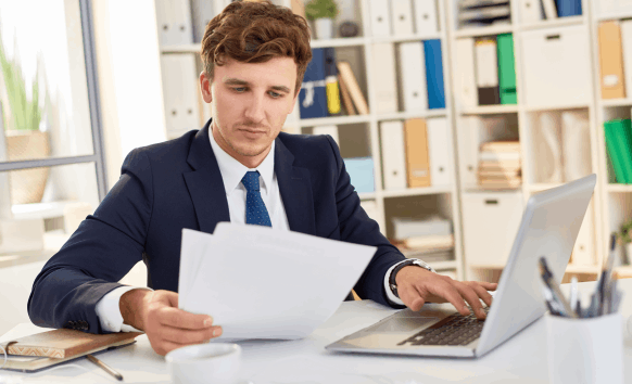 A certified translator assisting a client with fast and reliable Divorce Certificate translation services in Iowa.