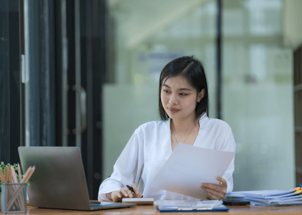 A QA lead reviews product specifications as Vietnamese Translation Services translate technical terms for Iowa manufacturers.
